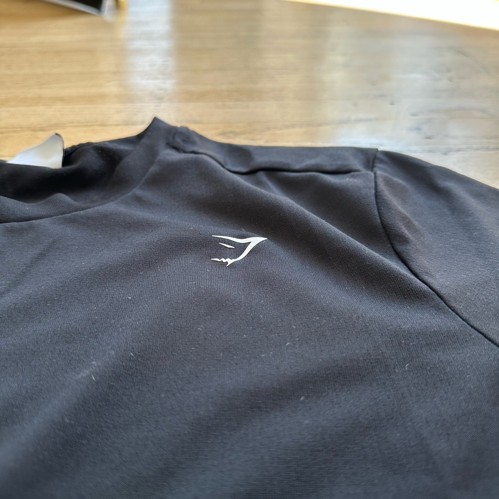 GYMSHARK- Black Crest Tshirt